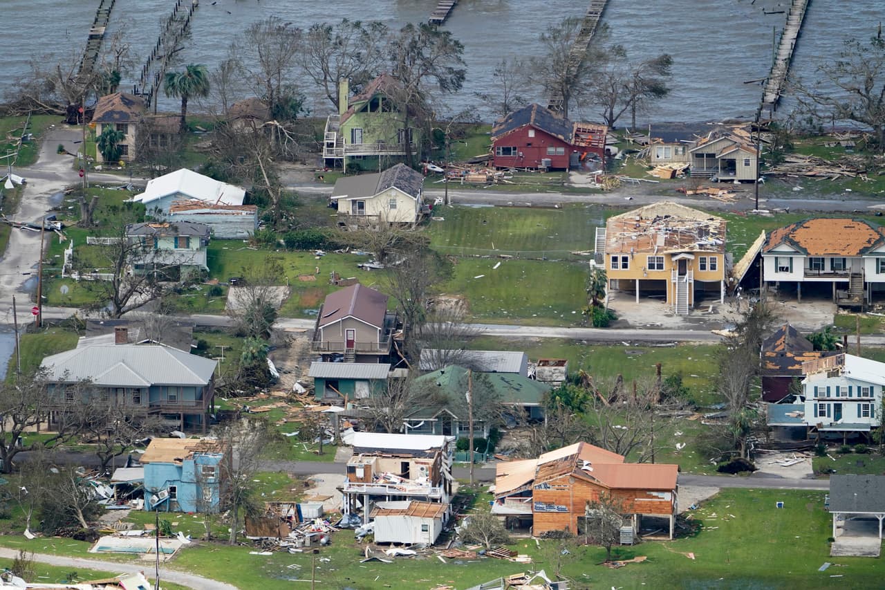 Muchas casas en Lake Charles quedaron sin techos o tejados.