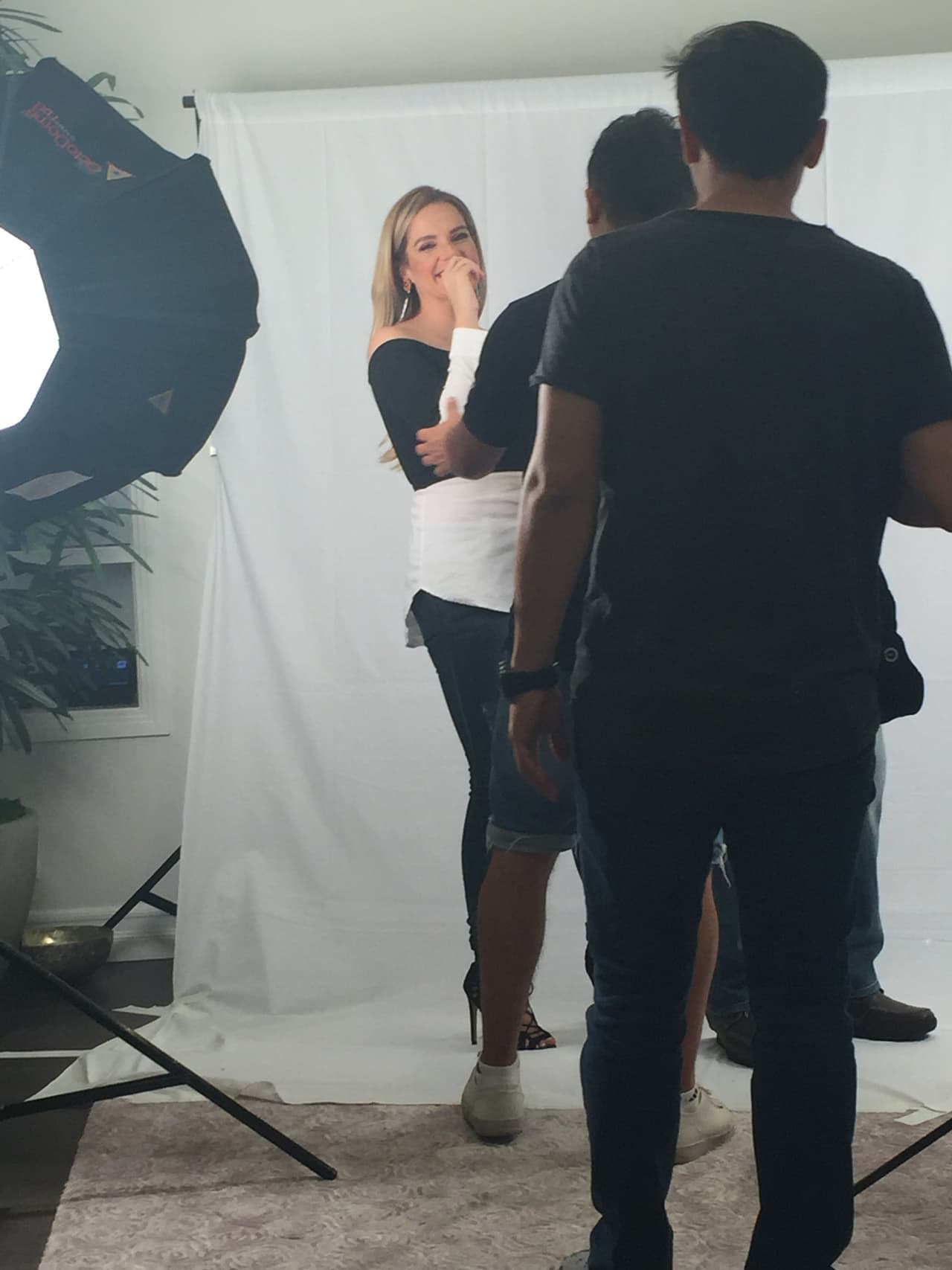 Han sido amigos por muchos años pero ahora, Renzo y Maria Esther comenzarán una aventura al integrar juntos un nuevo show de radio.