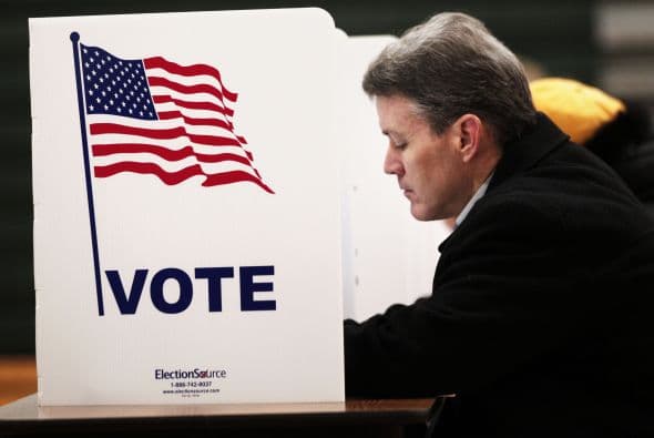 Los estadounidenses deciden si renuevan en el cargo por cuatro años más al actual presidente, el demócrata Barack Obama, o si entregan la Casa Blanca a su oponente republicano, el ex gobernador y hombre de negocios Mitt Romney, informó Efe.