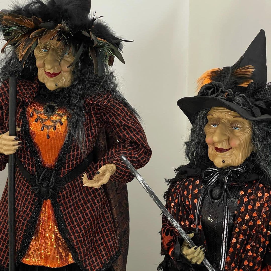 Compartió esta fotografía en donde se aprecian dos brujas ancianas.