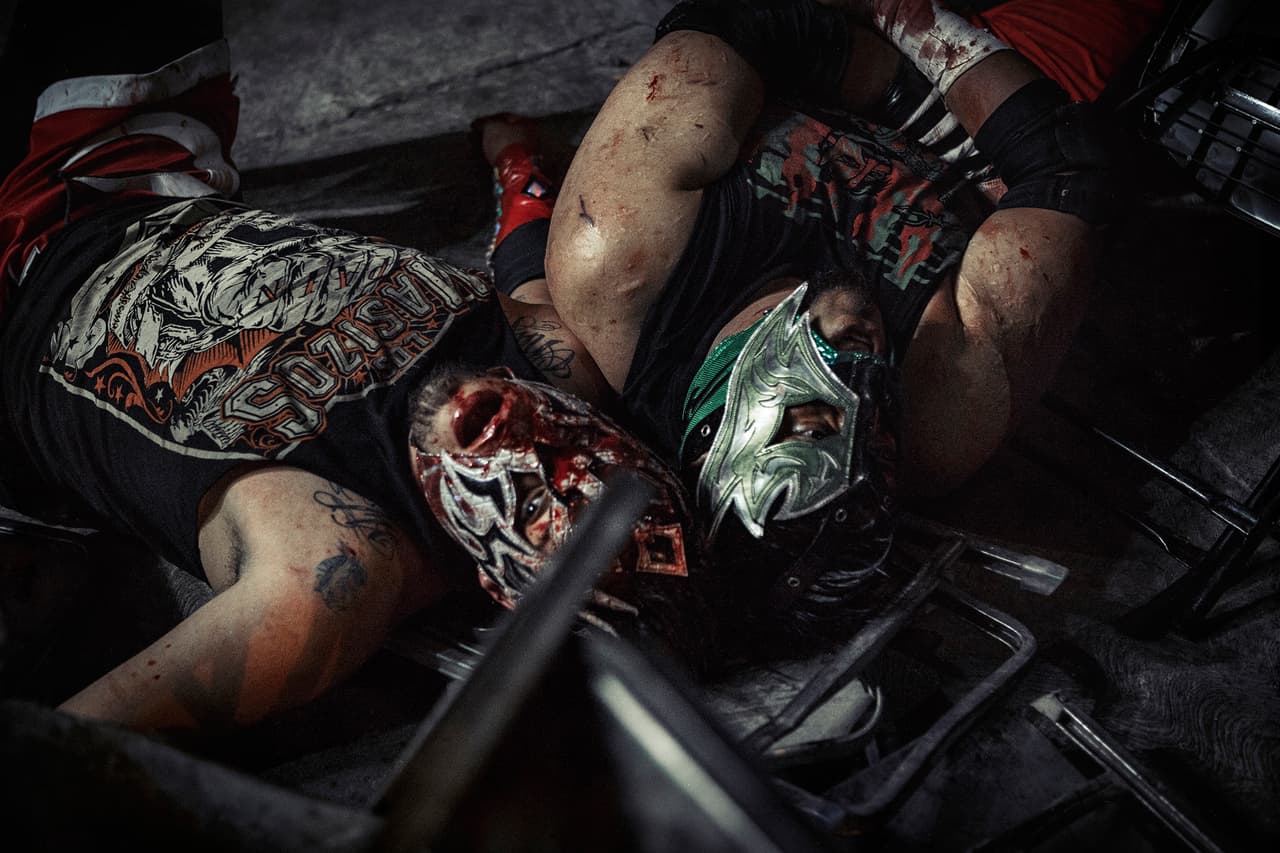 “Había estado tomando fotografías de la lucha libre por un tiempo antes de conseguir la oportunidad de asistir a un combate de lucha Hardcore”. Este tipo de lucha libre está actualmente prohibido en la Ciudad de México, a causa de numerosos accidentes, pero todavía se permite fuera de la capital. La organización DTU organiza casi todos los meses un espectáculo de lucha libre en el pueblo donde nació El Santo, el más famoso luchador de México.