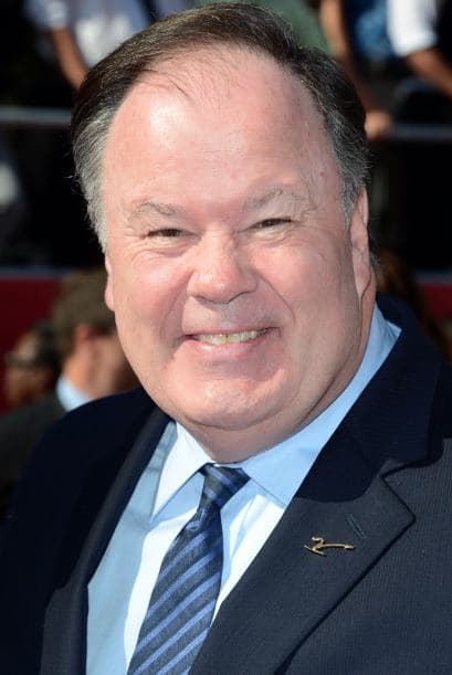 Después del show, ¡Dennis también se aventuró como cantante! Claro, vendió como ocho copias... Mira aquí más videos de Chismes.