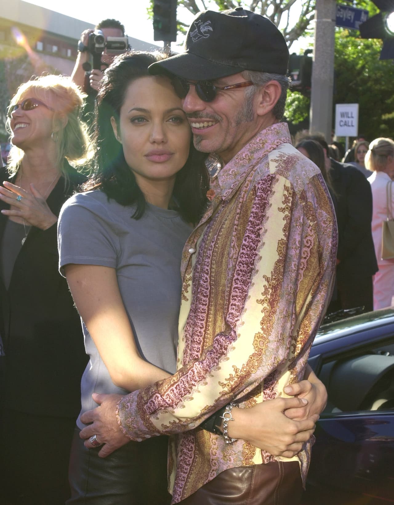Angelina Jolie mantuvo un polémico romance de dos meses con el actor Billy Bob Thornton, hasta su boda en Las Vegas, en 2000. Su matrimonio duró tres años, de acuerdo con la revista '
<b><a href="https://www.vanidades.com/celebs/18/06/14/por-que-no-funciono-matrimonio-billy-bob-thornton-angelina-jolie/" target="_blank">Vanidades</a></b>'.