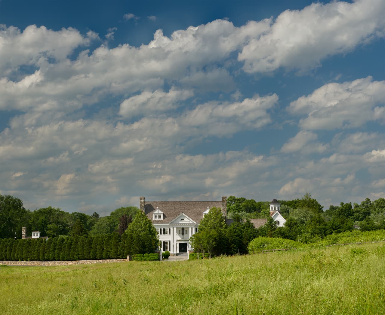 Un terreno de 5.7 acres rodea a la propiedad de cuatro niveles, a los cuales se puede acceder por elevador.