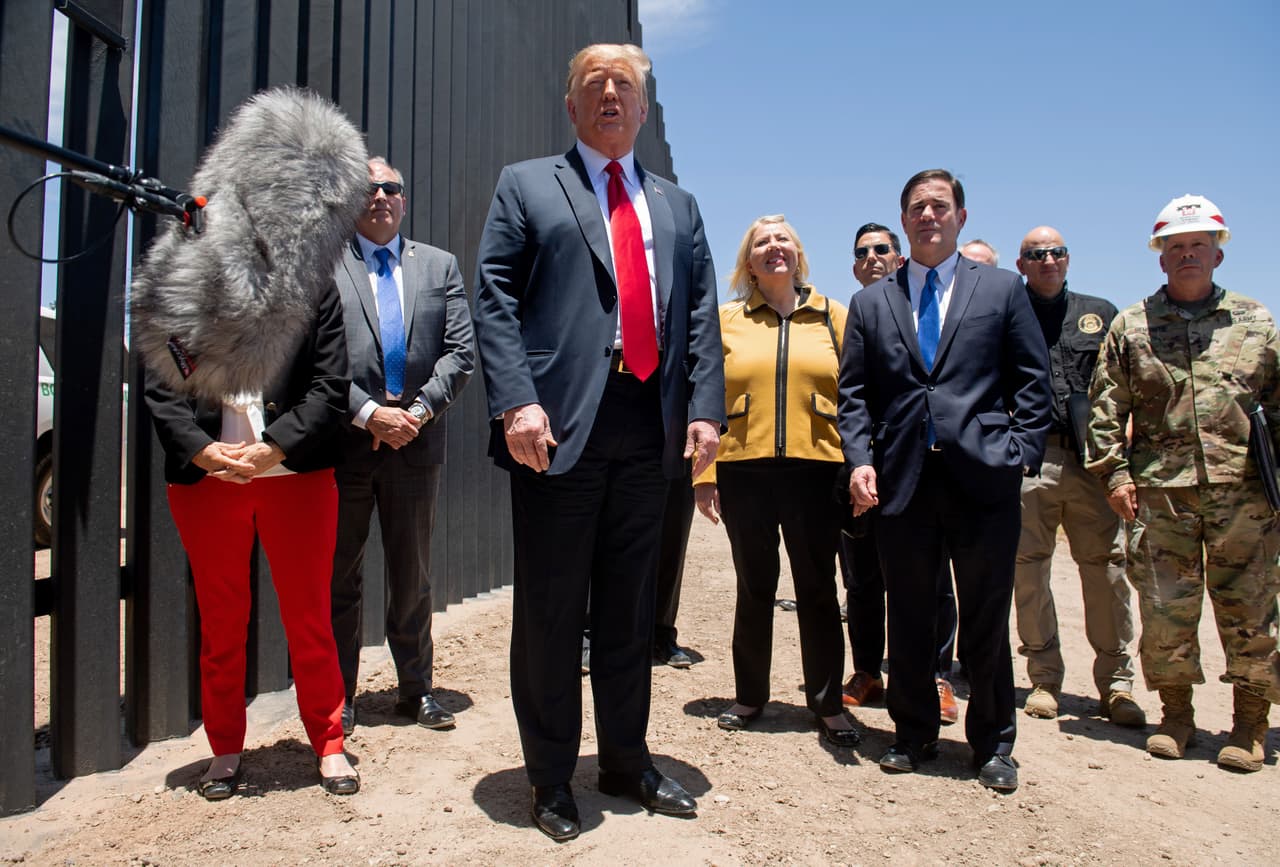 El fiasco de Tulsa centró aún más la atención en la visita de Trump a Arizona, un estado que se disputan republicanos y demócratas para estas elecciones y que se ha convertido en creciente foco de infección del coronavirus.
<br>