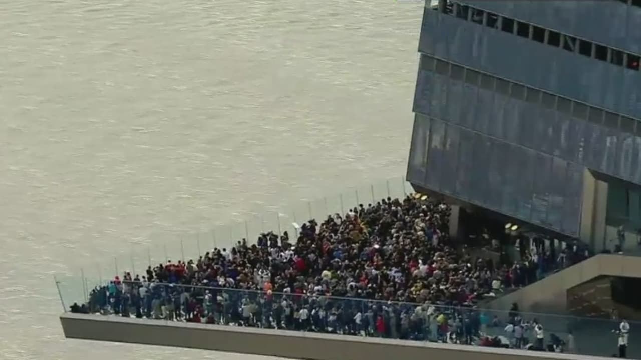 Miles de neoyorquinos acudieron a edificios, miradores y parques para observar el eclipse solar. Abarrotaron todos los puntos estratégicos en un día que consideran histórico.