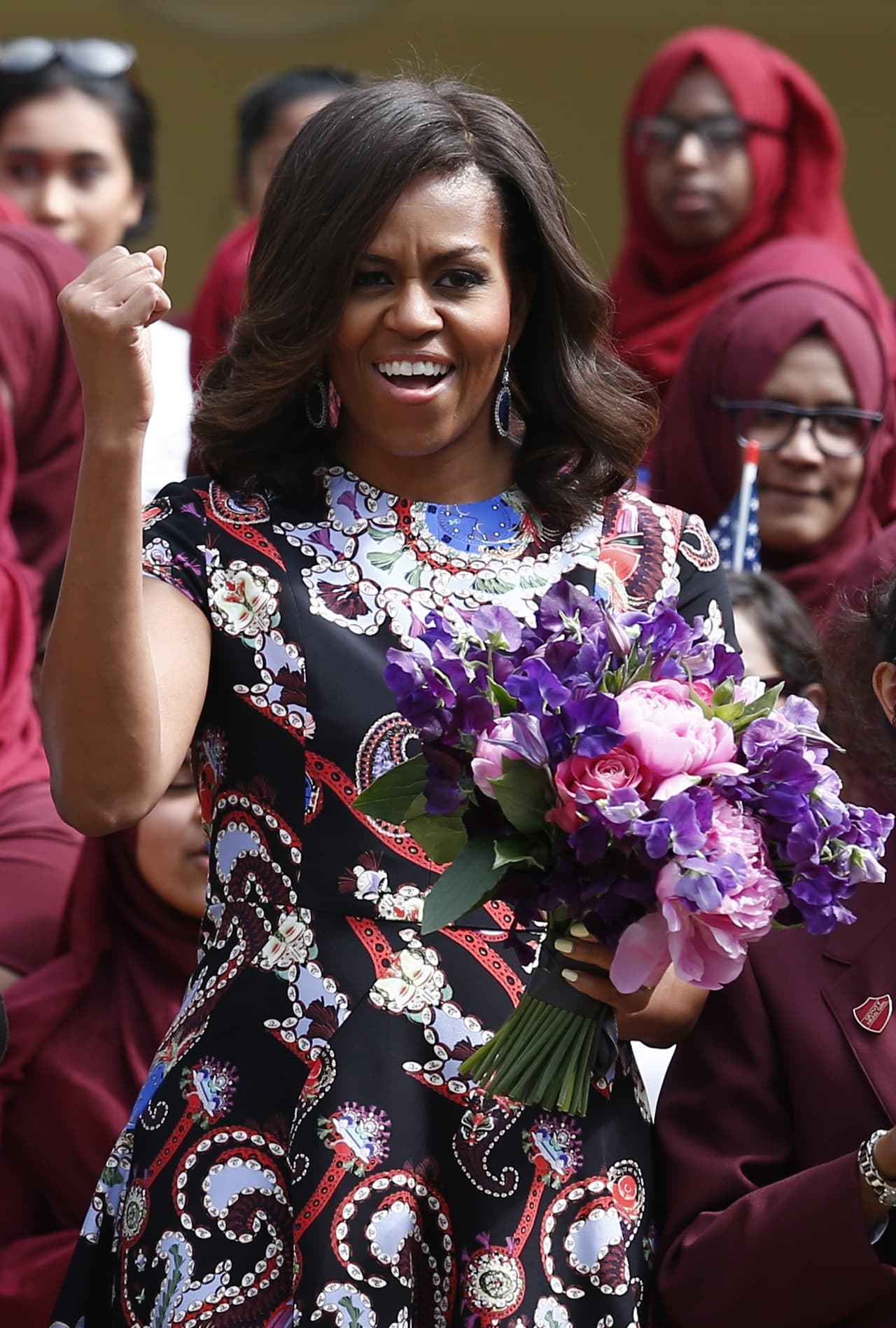 El mensaje más poderoso que Michelle Obama ha esparcido entre las niñas del mundo, es que las mujeres pueden ser femeninas, lucir bellas y a la vez ser exitosas, ambiciosas y comprometidas con su futuro. Así lo dejó de manifiesto con su vibrante vestido floral de Mary Katrantzou en la visita de un colegio musulmán, en Londres.