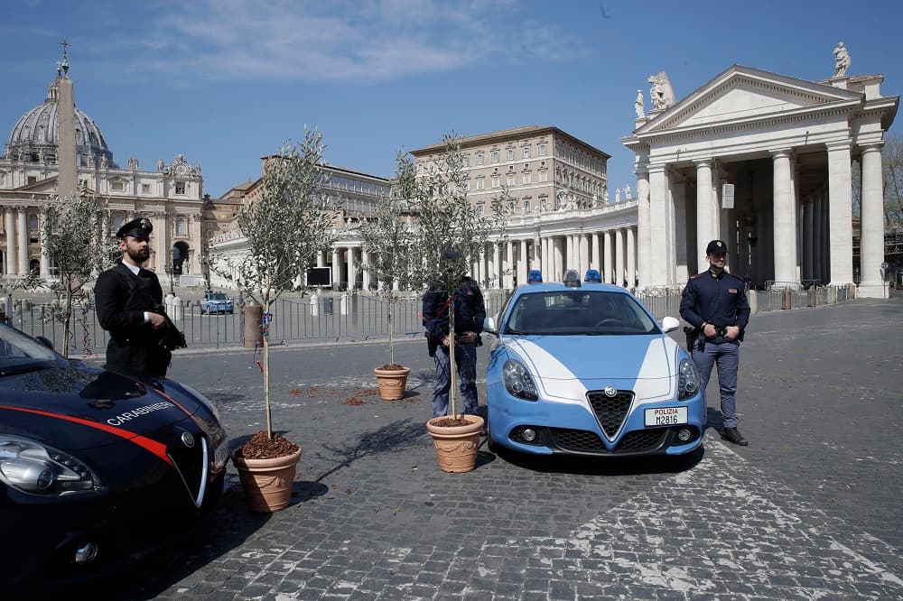 La emergencia del coronavirus, que en Italia ha causado más de 15,000 muertos, ha obligado al Vaticano a adoptar medidas de prevención para evitar contagios y ya en marzo se decidió
<b> cerrar la plaza y la basílica vaticanas de forma temporal.</b>
<br>