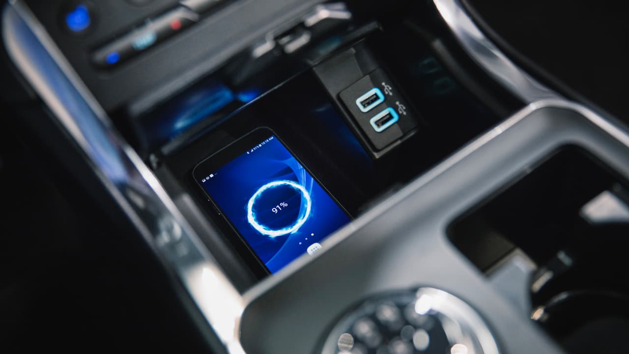 La consola Ford Edge 2019 fue dotada con una 
<b>superficie de carga inalámbrica</b>. Ford ofrece un sistema de 
<b>audio Premium B&O Play</b> de 12 cornetas, una 
<b>aplicación Ford+ Alexa</b> que puede dar y recibir órdenes al y desde la Alexa instalada en el hogar y cuenta con la 
<b>aplicación FordPass</b> que puede controlar varias funcionalidades del vehículo desde el smartphone, como encendido remoto, localización del vehículo o accionar los cerrojos remotamente. Ford también ofrece 
<b>acceso inalámbrico</b> al internet hasta para 10 aparatos.