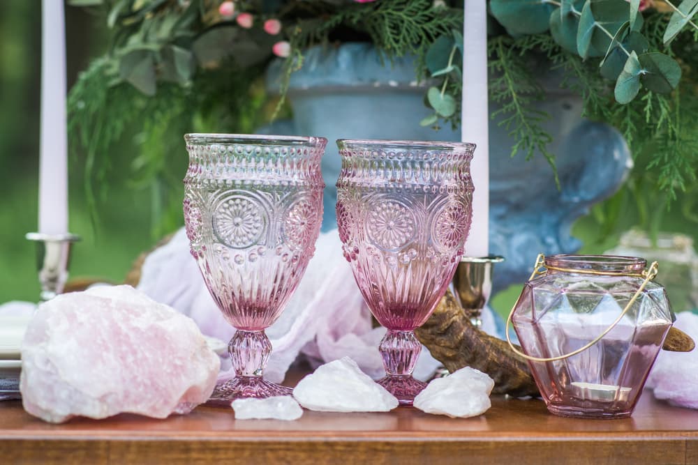 El citrino será colocado en las esquinas de los sitios en tu casa que tú consideres o sientas necesitan más ‘limpieza’ energética. Pide al arcángel Miguel que te ayude en este proceso. Para esto puedes utilizar también el cuarzo ahumado. El cuarzo rosado irá en un lugar especial de tu casa como el lugar donde los miembros de la familia más se reúnen para que la energía de ese punto se llene de amor y buenas vibraciones. Para este punto especial pide la guía del arcángel Chamuel.