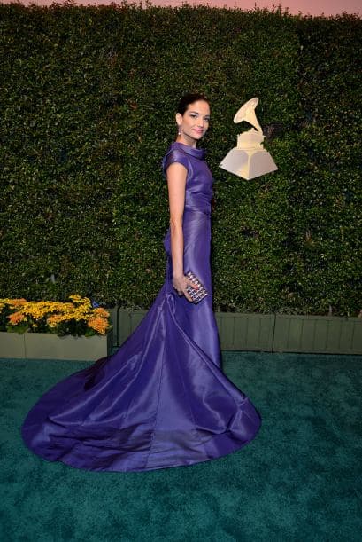 Natalia Jiménez, súper elegante de color morado.