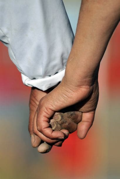 "Ya no aguantamos más. Queremos tenerlos pronto con nosotros", dice Clarina Segovia, hermana del minero Víctor Segovia, uno de los 33 mineros que quedaron sepultados en la mina el 5 de agosto por un derrumbe.