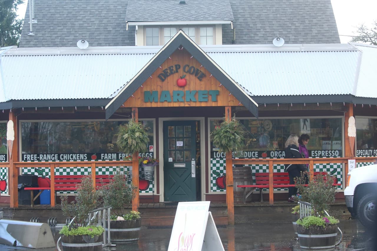 El informante comentó que algunos pequeños negocios colocaron letreros en las puertas de sus locales en los que se advierte que la prensa no es bienvenida en esa localidad. 
<br>