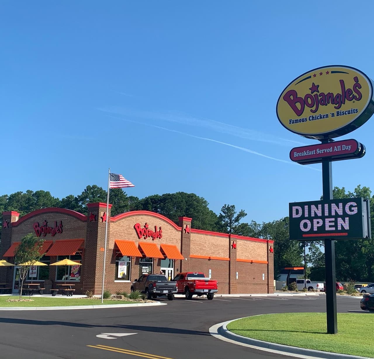 <b><a href="https://www.bojangles.com/">Bojangles</a></b>. El primer Bojangles abrió el
<b><a href="https://www.becajun.com/our-company/history/">6 de julio de 1977</a></b> como un restaurante de pollo frito de servicio rápido solo para personas sin cita previa. Las galletas también son una parte importante de las operaciones, dentro de las ubicaciones de 700 restaurantes. La compañía también es el patrocinador oficial del equipo de los Carolina Panthers.