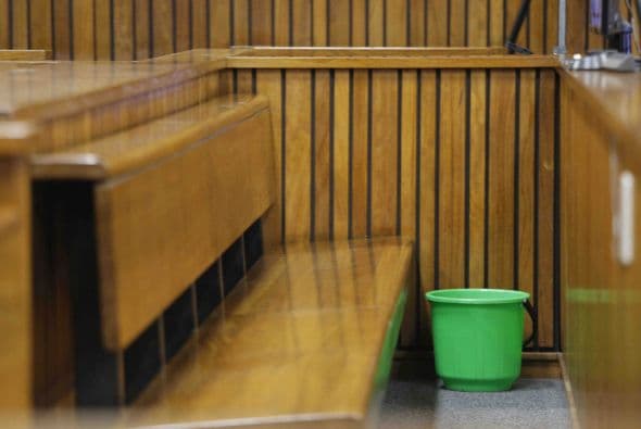 Durante la comparecencia, el deportista vomitó en una cubeta y se puso a llorar cuando un patólogo describió cómo Steenkamp recibió disparos en la cadera, el brazo, la mano y la cabeza.