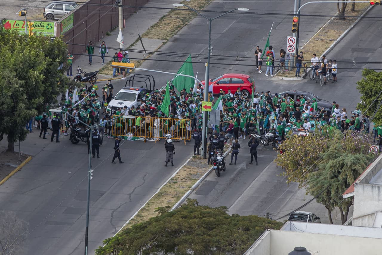 Las aficiones de los cuadros felinos acuden a las inmediaciones del estadio para recibir y apoyar a sus jugadores previo a la final de vuelta del Guard1anes 2020.