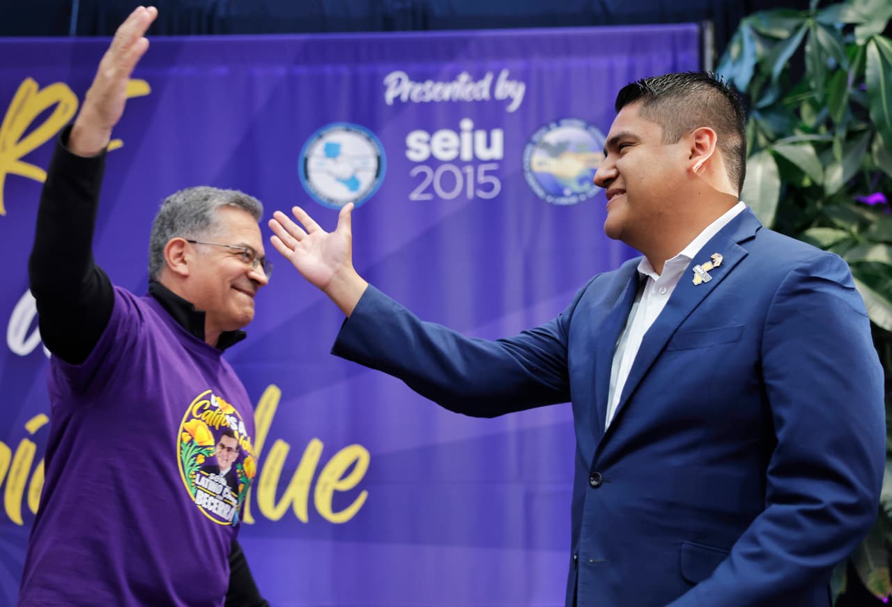 Xavier Becerra, candidato demócrata a gobernador de California, es presentado durante un mitin político en Bakersfield el jueves 22 de octubre de 2026.
<br>