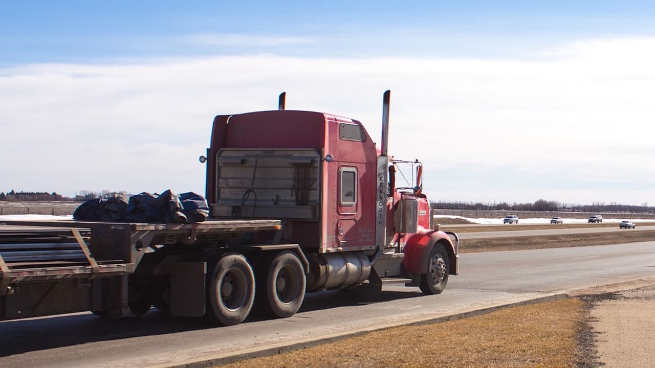 Un carro queda atrapado debajo de un camión semirremolque en Gary, Indiana