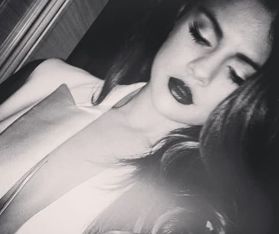 Ya sea en blanco o negro y a color, la cantante sí que nos cautiva.