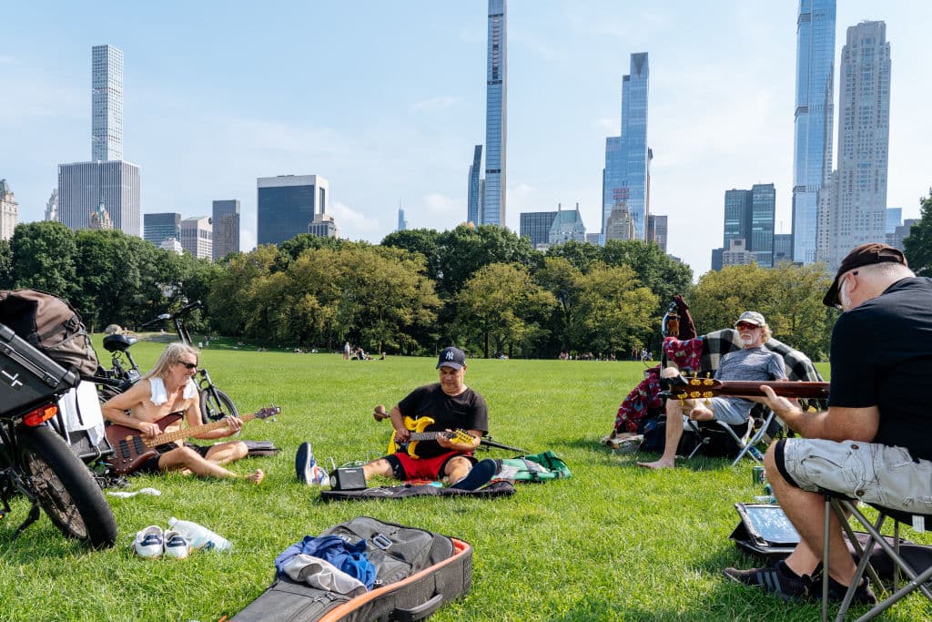 Además, el parque tiene un programa constante de conciertos al aire libre y, si no hay, los amantes de la música inventan uno, pues se reúnen en el Central Park, para hacer sus prácticas.