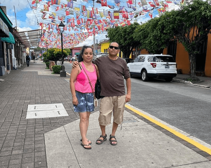 Publicaciones en redes sociales y testimonios de una familiar de la mujer asesinada indicaron que el hombre era originario de El Salvador, mientras que Yessenia era de Guatemala. Ambos estaban casados.