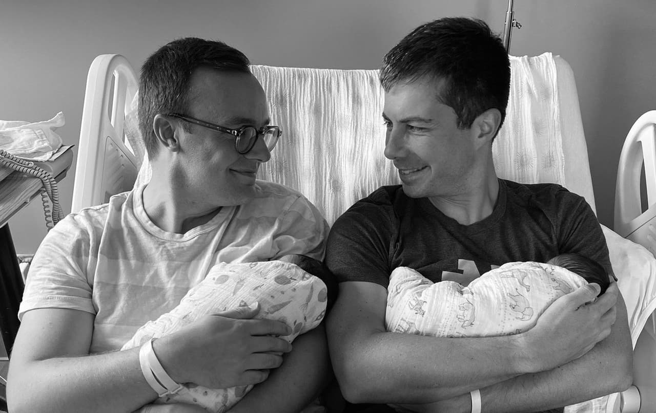 "Somos padres": Pete Buttigieg y su esposo comparten una foto de sus gemelos