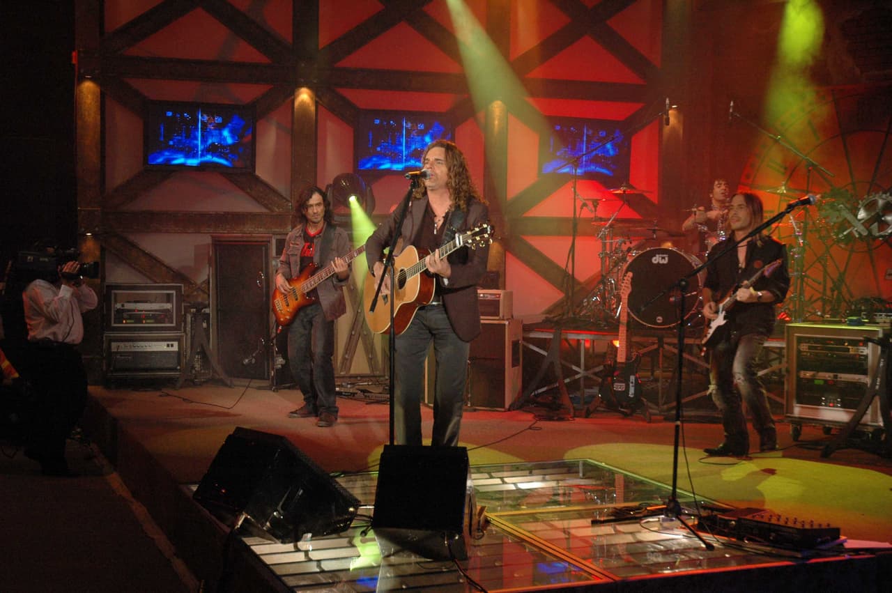 En el año 2000 se celebró la primera edición de Latin GRAMMY, de la cual Maná fue protagonista, al conseguir tres megáfonos en las categorías Mejor Grabación del Año y Mejor Interpretación Vocal Rock Dúo o Grupo por el tema 'Corazón Espinado'. 
<br>El tercer galardón llegó por 'Se me Olvidó Otra Vez' en la categoría Mejor Interpretación Vocal Pop Dúo o Grupo.