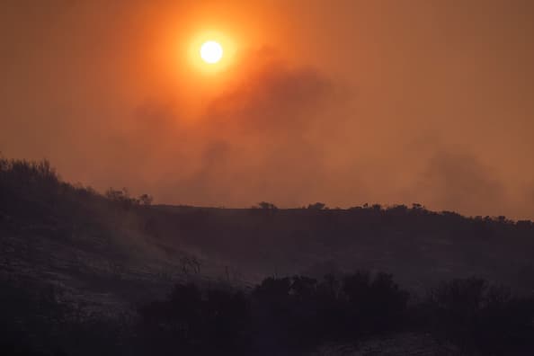 Si bien, las autoridades anticiparon que la temporada de incendios se prolongaría hasta los meses de octubre y noviembre. Este jueves se dio a conocer que California tendrá otro invierno seco, estimación que echa por tierra cualquier recuperación en el terreno del estado.