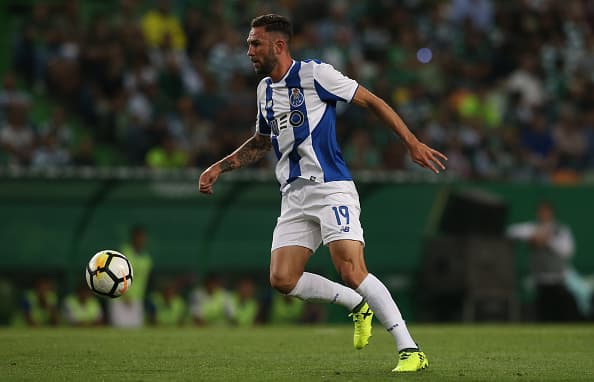 Algunos equipos han mostrado interés por los servicios de Miguel Layún. Recientemente el Porto rechazo una oferta del Sevilla e incluso se reveló que se entablaron pláticas para que el jugador llegara al Monterrey. La poca actividad que tiene en Portugal podría provocar su partida del club.