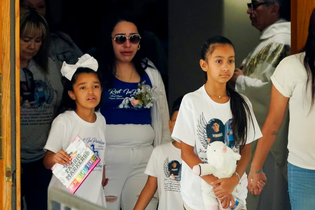 Familiares y amigos siguen el ataúd de José Flores Jr. después del funeral.