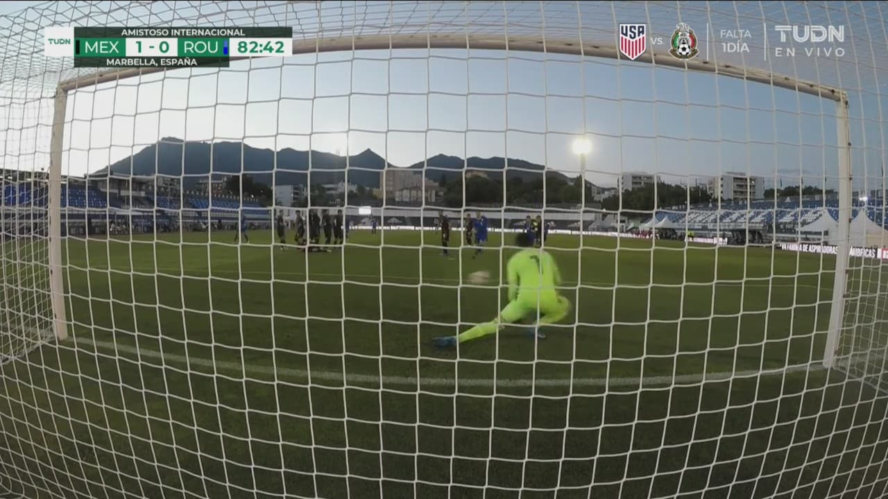 ¡Casi sorprenden! Luis Malagón muestra sus reflejos ante el tiro libre