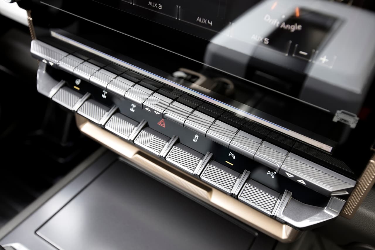 No solo eso, sino que también admite una carga rápida de 800 voltios de hasta 350 kW. Como resultado, la Hummer EV puede agregar 100 millas de autonomía con tan solo 10 minutos de carga.