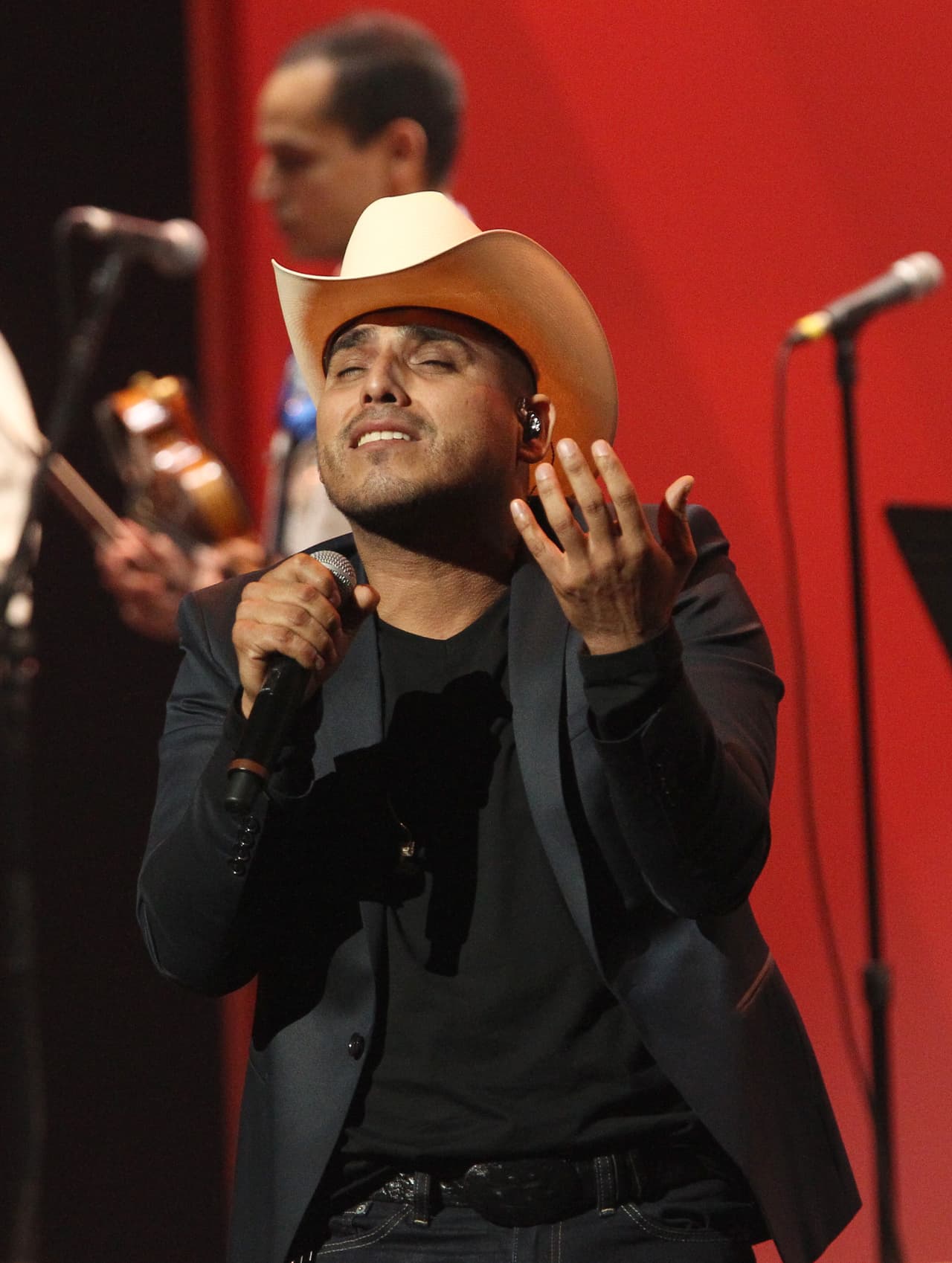 Espinoza Paz interpretó su éxito 'Olvido intencional' en el evento celebrado este miércoles 30 de noviembre, en Hollywood, California.