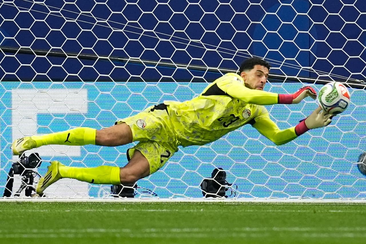 El portero egipcio Mostafa Shoubir (23) detiene un penalti lanzado por Lionel Messi (10) de Argentina durante el partido de octavos de final de la Copa Mundial entre Argentina y Egipto en Atlanta, el martes 7 de julio de 2026.