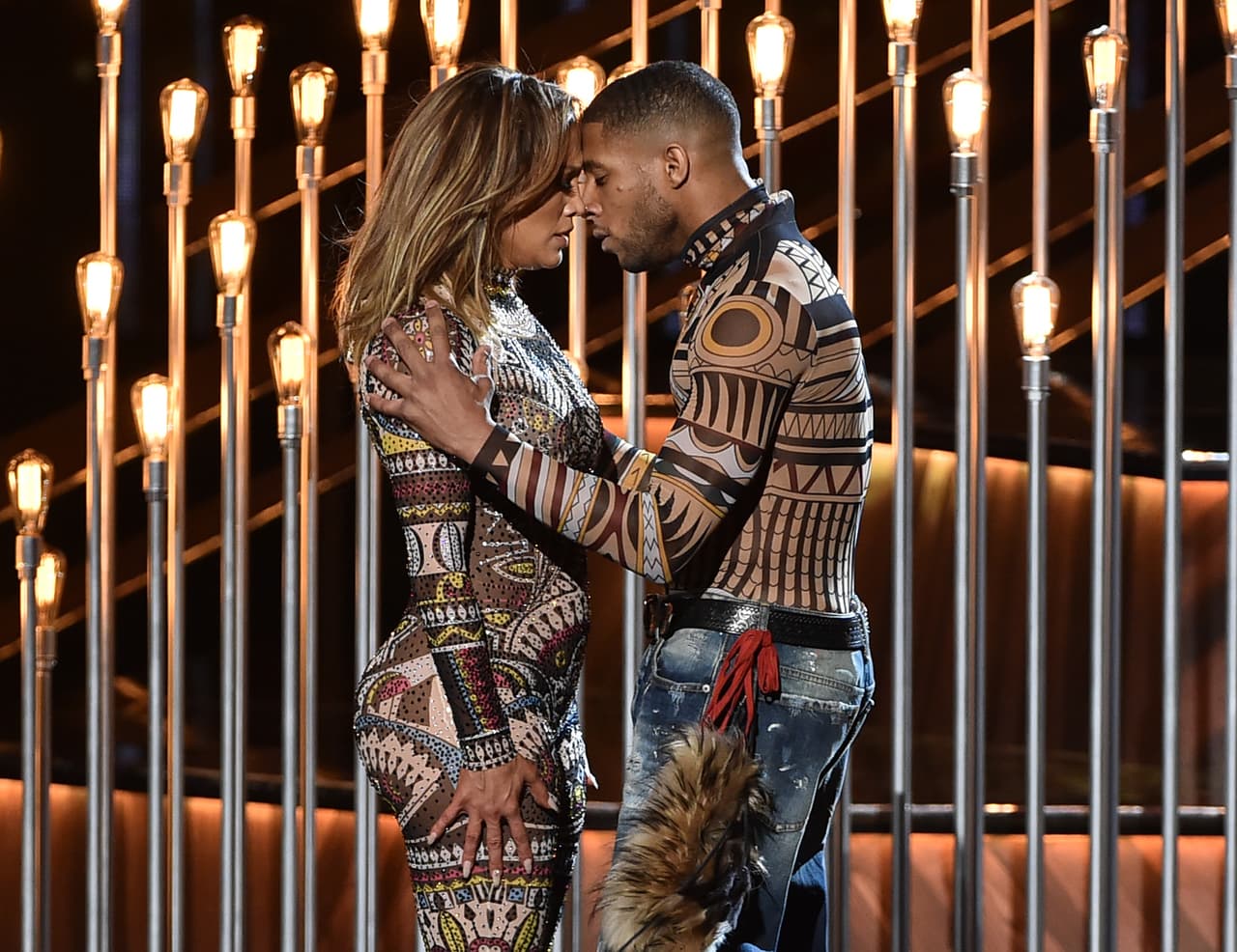 Esos juegos cargados de erotismo que siempre son parte de sus coreografías.