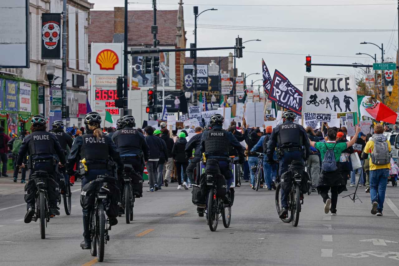La administración del presidente 
<b>Donald Trump</b> solicitó a la 
<b>Corte Suprema</b> revertir fallos que bloquean el despliegue de la 
<a href="https://www.univision.com/local/chicago-wgbo/greg-bovino-alto-mando-de-cbp-enfrentara-a-la-corte-tras-operativo-polemico-en-chicago" target="_blank">Guardia Nacional </a>en Chicago. Según la Casa Blanca, este envío de cientos de efectivos es necesario para 
<b>combatir el crimen</b> y 
<b>proteger instalaciones federales</b> relacionadas con inmigración.
<br>
<br>El debate continúa en tribunales, mientras organizaciones civiles denuncian una militarización de los vecindarios latinos.
<br>