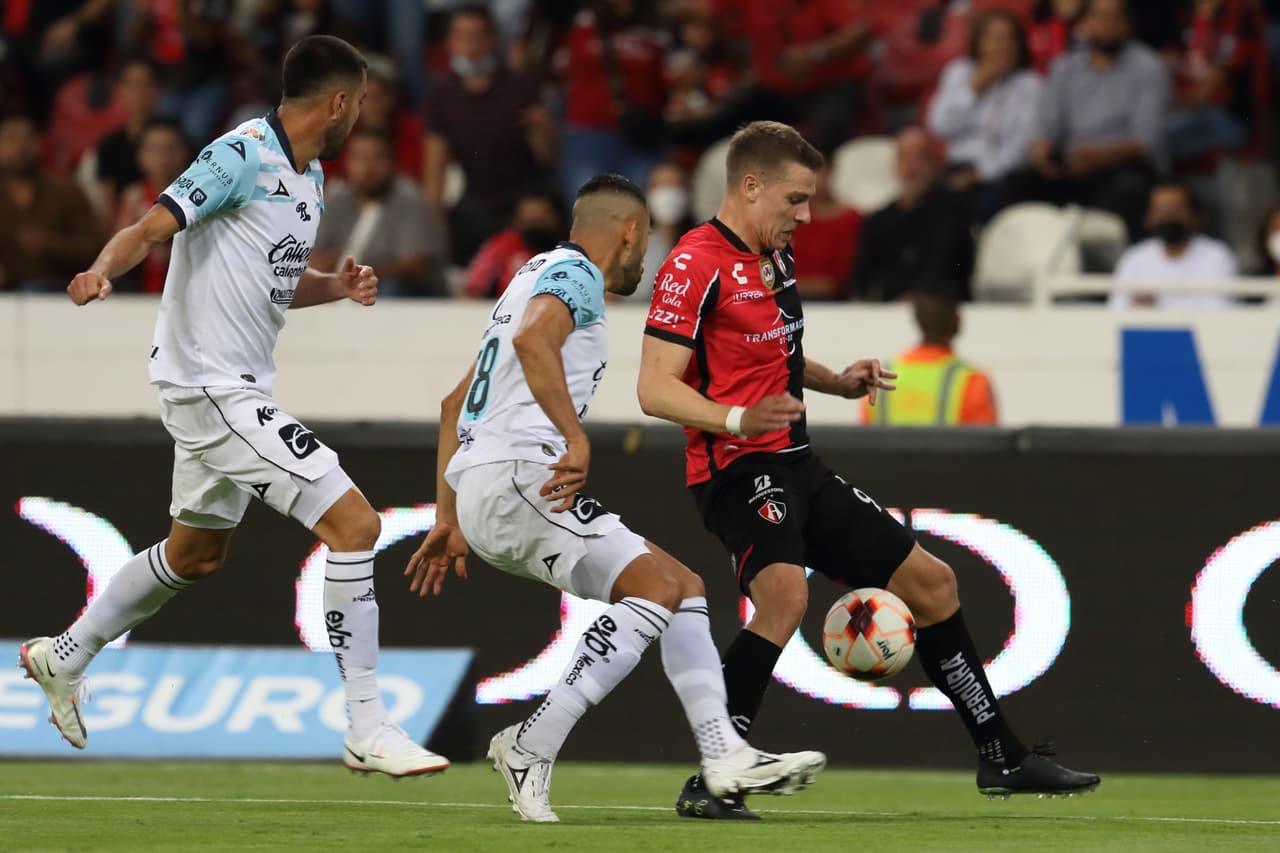 Mazatlán FC sorprendió y venció 1-2 al Atlas en el Estadio Jalisco en la Jornada 14 con doblete de Gonzalo Sosa.