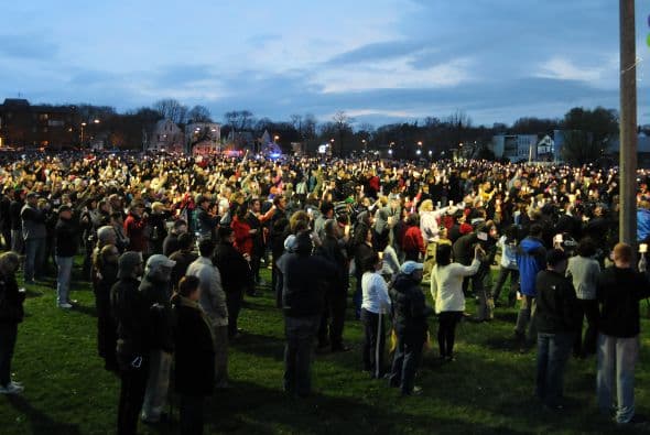 Además, varias personas se congregaron en el parque público Boston Common para realizar una vigilia en honor a las víctimas.