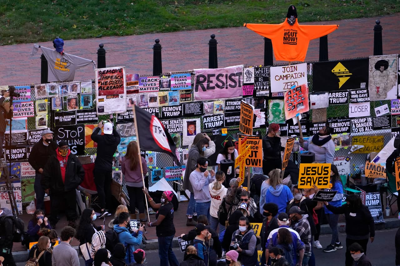 Manifestantes en la calle que fue bautizada este año como ‘Black Lives Matter. En la manifestación de este martes el tema más común fue la protesta contra el racismo y la brutalidad policial.