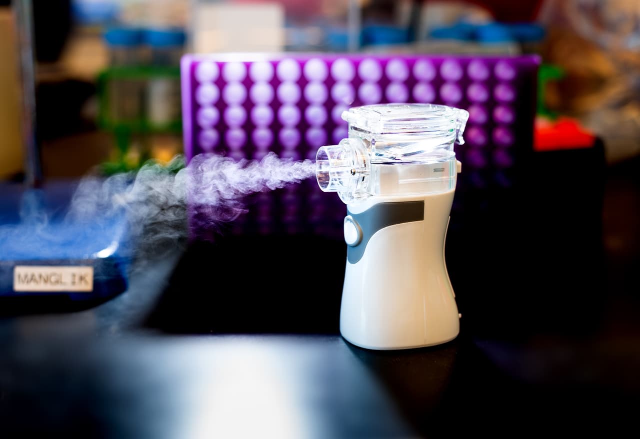 Mientras el mundo entero se encuentra 
<a href="https://www.univision.com/noticias/salud/no-se-debe-comprometer-la-seguridad-por-que-preocupa-el-anuncio-de-rusia-sobre-su-vacuna-contra-el-covid-19" target="_blank">a la espera de una vacuna</a> con la que finalmente se pueda controlar la pandemia de 
<a href="https://www.univision.com/temas/coronavirus" target="_blank">coronavirus</a>, científicos de la Universidad de California en 
<a href="https://www.univision.com/temas/san-francisco" target="_blank">San Francisco</a> han desarrollado un 
<a href="https://www.univision.com/local/san-francisco-kdtv/cientificos-en-san-francisco-crean-inhalador-de-bajo-costo-que-funciona-como-escudo-contra-el-coronavirus" target="_blank">rociador nasal</a> que puede frenar la propagación del SARS-CoV-2, el virus que causa la enfermedad.