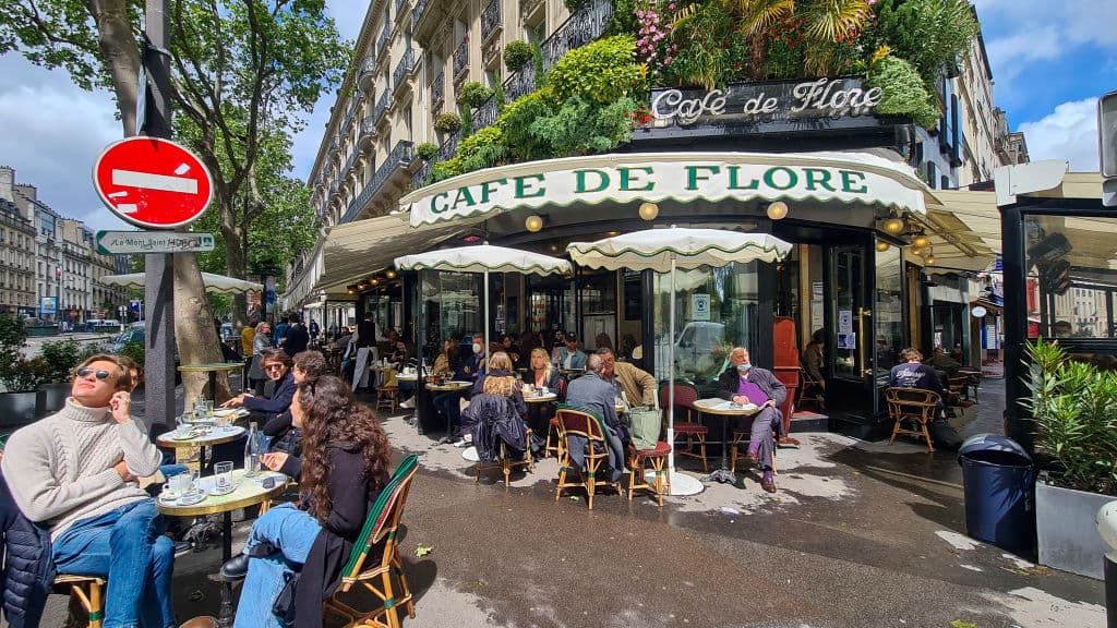 Uno de los primeros en reinaugurar las terrazas fue el jefe de Estado,
<a href="https://www.univision.com/temas/emmanuel-macron">Emmanuel Macron</a>, que tomó un café con el primer ministro, Jean Castex, en una terraza cerca del Palacio del Elíseo, sede de la presidencia. Este café es "un pequeño momento de libertad recuperada, fruto de nuestros esfuerzos colectivos", dijo el mandatario en su cuenta de Twitter.