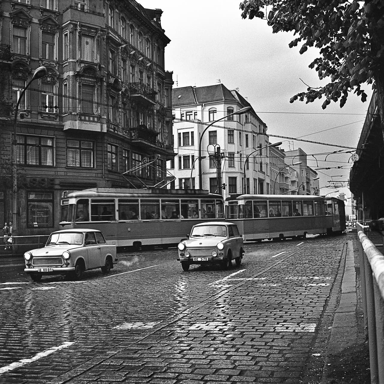 “Pude fotografiar la estética socialista cuando nadie vislumbraba las grietas del sistema tras la Cortina de Hierro”, cuenta el fotógrafo, que ahora es profesor del 
<a href="http://miamiinstituteofphotography.com/" target="_blank">Miami Photography Institute</a>, una institución que forma artistas en Miami, en el sur de Florida. El documentalista tuvo 24 horas para disparar 72 fotografías en el lado comunista para después enfrentar otro problema: que los estrictos militares del paso fronterizo le dejaran sacar del país los rollos con las imágenes latentes.