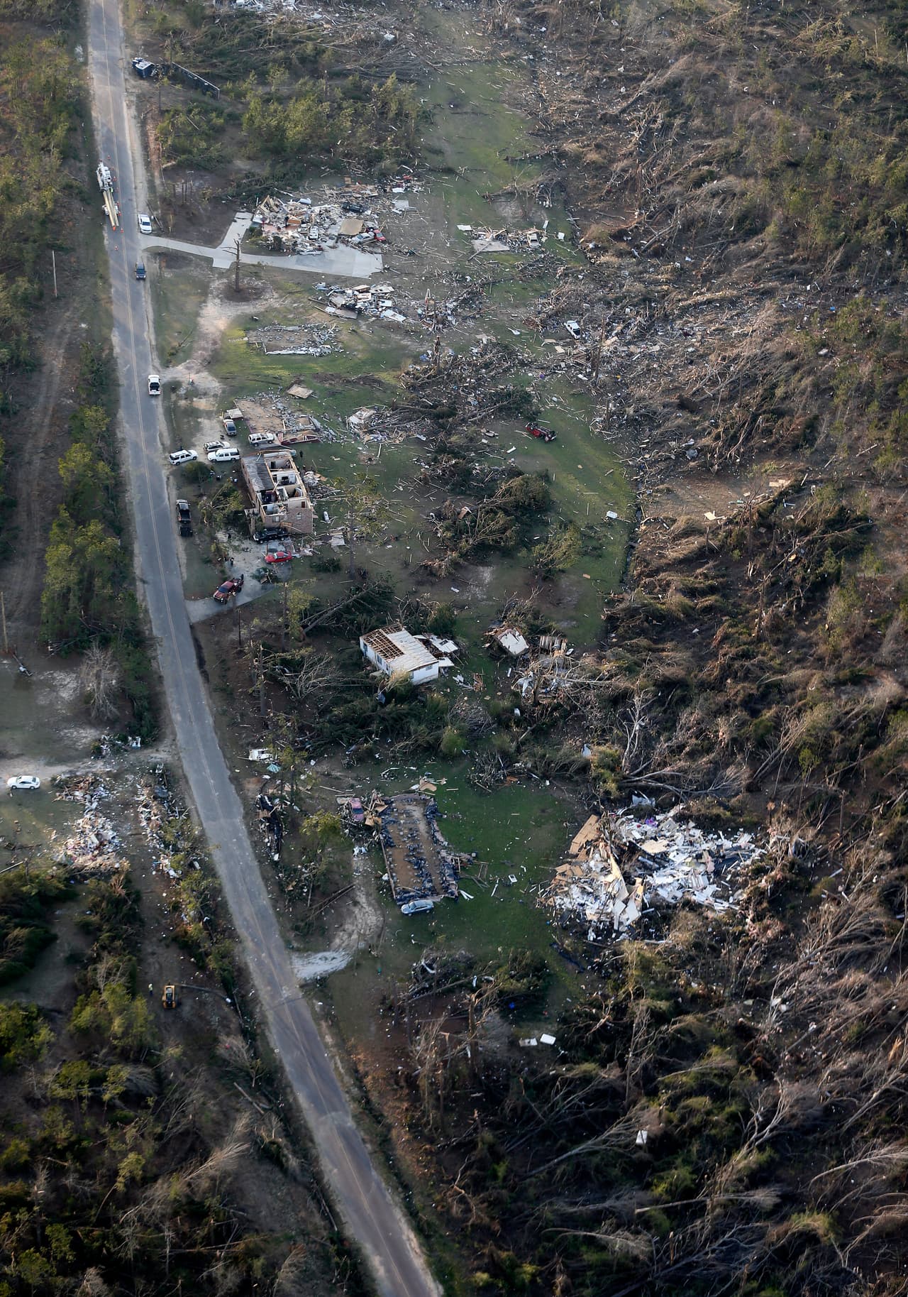 La clasificación más alta de la escala Fujita Mejorada es la categoría 5, que indica vientos de más de 200 millas por hora. Esta clasificación de la intensidad de los tornados se basa la destrucción que deja en la vegetación y las construcciones.
