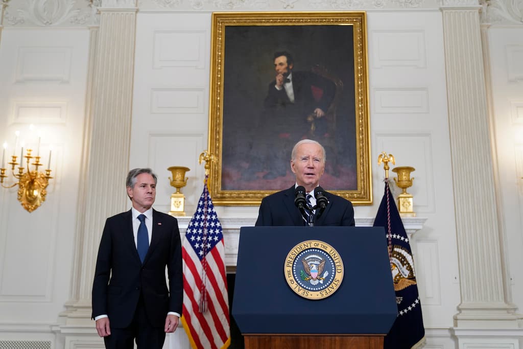 El presidente Biden durante sus declaraciones este sábado sobre los ataques de Hamas a Israel. A la izquierda, el secretario de Estado, Antony Blinken.