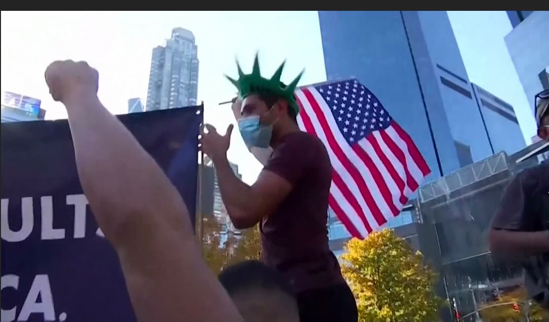 <a href="https://www.univision.com/noticias/felicitaciones-y-festejos-asi-celebran-el-triunfo-del-presidente-electo-joe-biden-video" target="_blank">En video</a>. Anunciada la victoria del presidente electo Joe Biden y Kamala Harris a la Casa Blanca, los mandatarios del mundo no demoraron en enviar sus felicitaciones, así como varias celebridades mientras las calles son inundadas de celebraciones a lo largo del país.