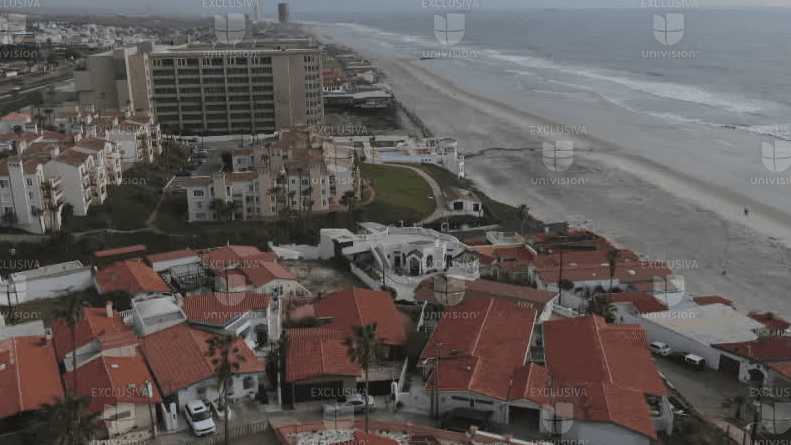 Tres propiedades en el exclusivo fraccionamiento San Antonio del Mar, en la ciudad fronteriza de Tijuana, están registradas a nombre de Samuel Joaquín Flores, el fallecido dirigente de la iglesia, y su hija Rahel Joaquín García.