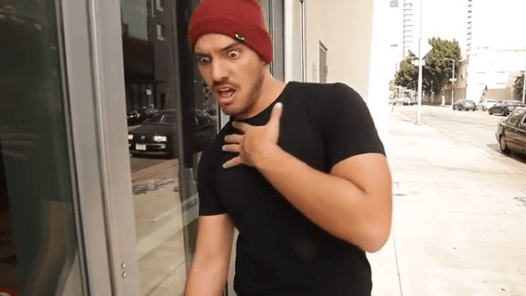 Respecto a su nueva imagen, el actor comentó: "Nada qué ver con la película 'Latin Lover', ya se me ve la grasa acumulada, pero me encantó esta nueva imagen, donde también sufriré calvicie [...]".