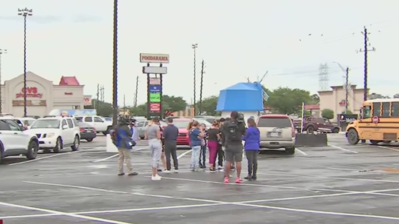 Ashley cuenta que se encontraba dentro del plantel, ubicado en el suroeste de Houston, cuando ocurrió el tiroteo. Afirma que cuando se supo que un sospechoso ingresó a la escuela, la gente empezó a llamar a la policía y cuando los oficiales llegaron “nos sacaron con las manos arriba”. Agrega que “cuando estábamos saliendo había sangre en el piso”.