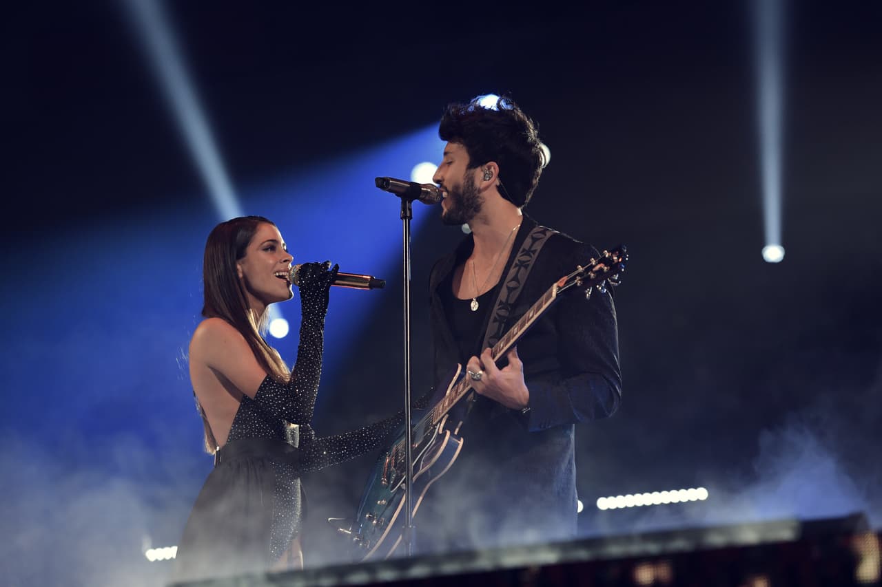 El momento romántico de la noche fue encabezado por Sebastian Yatra y Tini.