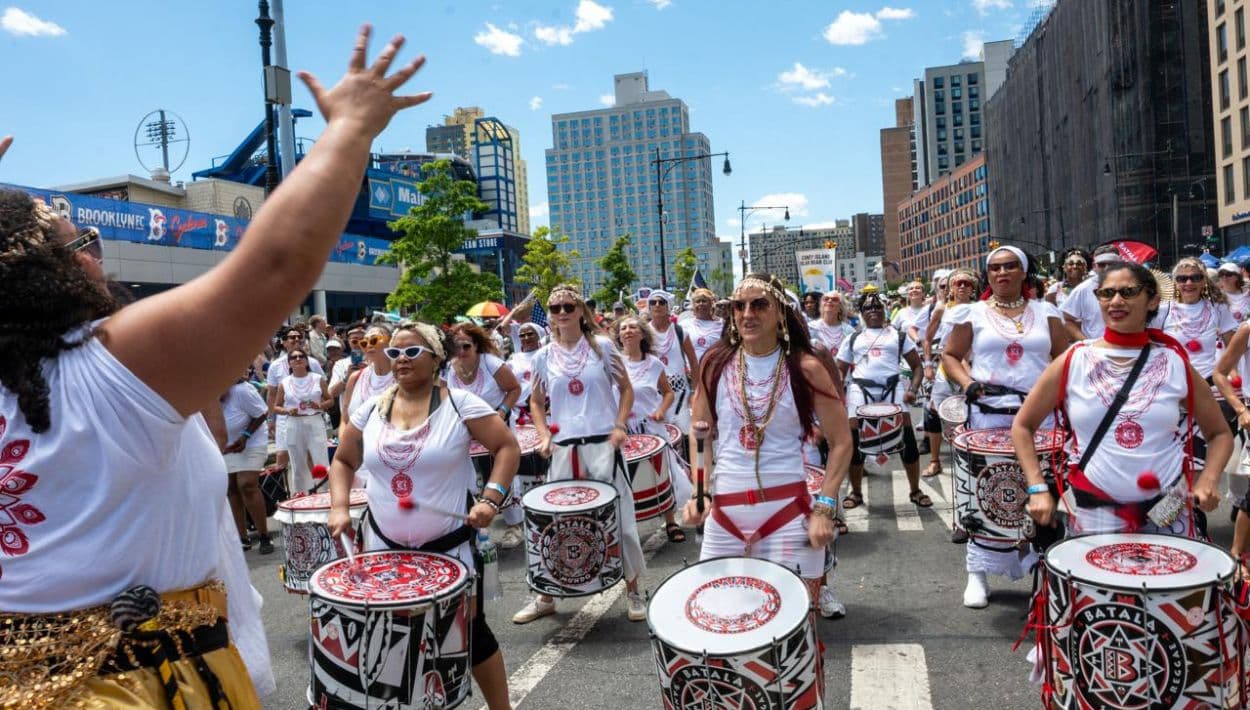 También participan bandas de música, grupos de baile, artistas callejeros y colectivos que llenan de color las calles de Coney Island para darle la bienvenida al verano.